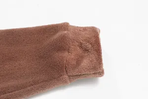 Gros plan détaillé du revers en polaire corail marron doux sur ce sweat à capuche pour homme