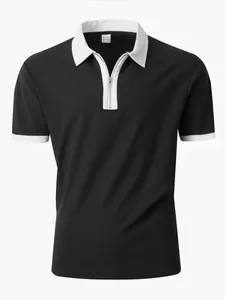 Detailansicht eines Herren-Poloshirts in Schwarz-Weiß mit halbem Reißverschlusskragen