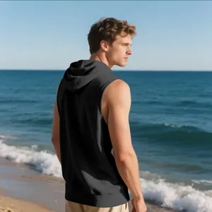 Vista posterior de una sudadera deportiva negra sin mangas para hombre en la playa