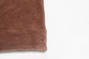 Gros plan macro montrant la texture du tissu polaire corail marron haute densité pour l'hiver