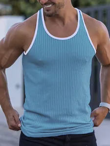 Détail d'un débardeur de fitness bleu pour homme en maille côtelée avec liseré blanc