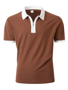 Detail eines braunen Herren-Poloshirts mit weißem Kontrastkragen und Reißverschluss