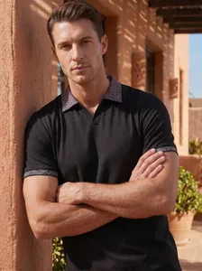 Model trägt ein schwarzes Herren-Freizeit-Poloshirt mit gemusterten Kragendetails