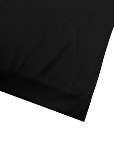Detalle de sudadera negra de fitness para hombre con bolsillo canguro y bajo acanalado.