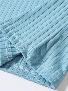 Vue macro d'un tricot côtelé bleu clair détaillant les coutures et la texture de qualité