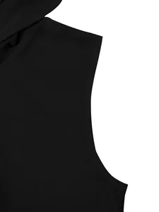 Detalle de la sisa y la textura del tejido de una sudadera sin mangas negra para hombre