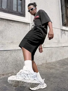 Dettaglio dei pantaloncini hip-hop neri da uomo in stile street in un ambiente urbano