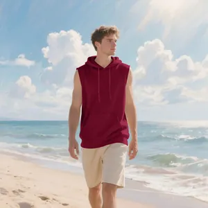 Foto de estilo de vida de un chaleco deportivo rojo con capucha para hombre en la playa.