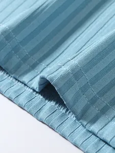 Gros plan sur un tissu en maille côtelée bleu clair montrant les détails de couture.