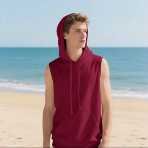Primer plano de un hombre con una sudadera burdeos sin mangas en una playa soleada