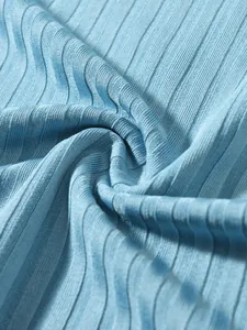 Gros plan du tissu tricoté à côtes verticales bleu clair pour débardeur de fitness homme