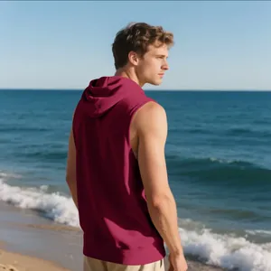 Vista trasera de un chaleco deportivo con capucha burdeos sin mangas para hombre en playa