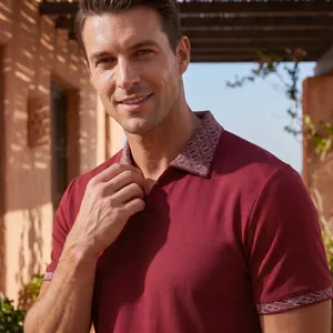 Detailansicht eines burgunderfarbenen Poloshirts für Herren mit geometrischem Muster
