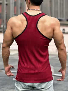 Vue arrière d'un débardeur de sport rouge côtelé à dos nageur pour homme avec coupe ajustée