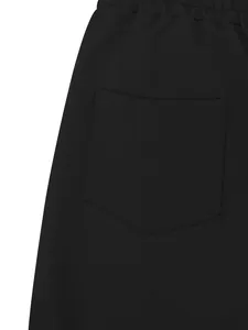 Vista dettagliata della tasca posteriore applicata rinforzata sui pantaloncini neri da uomo.
