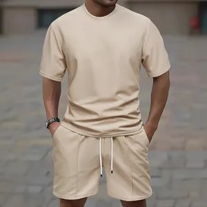 Vista dettagliata della trama a nido d'ape sul set sportivo estivo beige da uomo