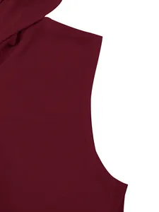 Primer plano de la costura de la sisa y el tejido de una camiseta con capucha color granate