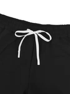 Dettaglio dei pantaloncini neri da uomo con vita elastica e fiocco con coulisse bianca.