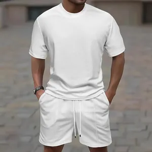 Dettaglio della texture a nido d'ape bianca sul set estivo sportivo uomo t-shirt e pantaloncini