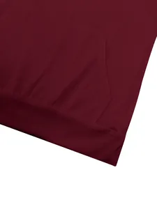 Primer plano del chaleco de fitness granate con capucha, bolsillo y costuras de calidad.