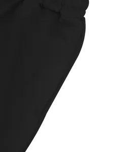 Dettaglio ravvicinato della vita elastica e della tasca laterale degli shorts neri uomo