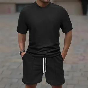 Vista dettagliata del set t-shirt e pantaloncini sportivi neri a nido d'ape