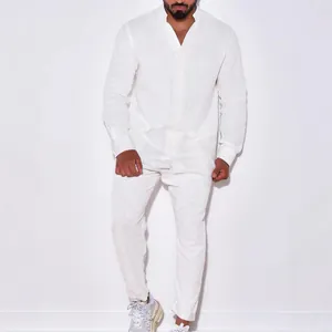 Détail de l'ensemble de loisirs pour hommes en lin blanc avec chemise et pantalon