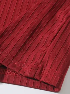 Gros plan du tissu en maille côtelée rouge avec couture d'ourlet renforcée pour homme