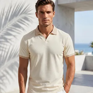Detailaufnahme eines beigen Poloshirts mit strukturierter Textur und gemustertem Kragen