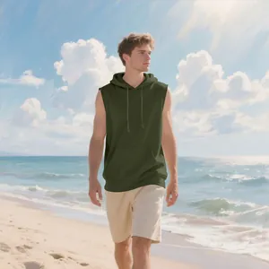 Vista detallada de sudadera sin mangas verde oliva para hombre caminando por la playa