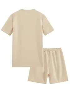 Vista posteriore del completo uomo t-shirt e pantaloncini beige nido d'ape