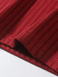 Vue détaillée du tissu en maille côtelée rouge avec des coutures précises pour débardeur homme.