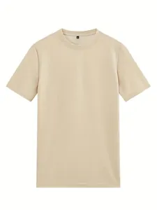 Dettaglio ravvicinato della trama a nido d'ape sulla t-shirt sportiva maschile kaki
