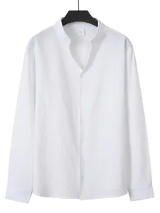 Vue détaillée d'une chemise blanche à manches longues en lin pour homme avec col