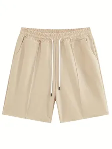 Vista dettagliata dei pantaloncini beige da uomo in tessuto nido d'ape con coulisse