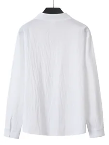 Vue arrière d'une chemise décontractée pour hommes en lin blanc à manches longues.