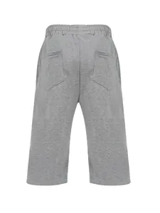 Dettaglio dei pantaloni hip hop grigi da uomo che mostra le tasche posteriori.