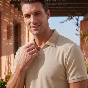 Nahaufnahme eines beigen Herren-Poloshirts aus Waffelstrick mit gemustertem Kragen