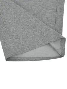 Dettaglio ravvicinato della cucitura dell'orlo sui pantaloncini in jersey grigio.