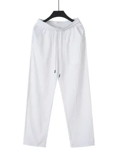 Vue détaillée du pantalon en lin blanc avec cordon, taille élastique et jambe droite
