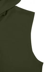 Detalle macro de sudadera sin mangas verde militar con costuras de alta calidad.