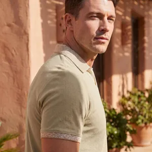 Nahaufnahme von Herren-Poloshirt mit geometrischem Muster an Kragen und Ärmeln