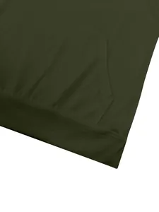 Detalle de bolsillo y dobladillo en sudadera fitness sin mangas verde oliva para hombre.