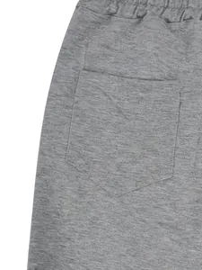 Dettaglio macro di pantaloncini in maglia grigia da uomo che mostra la tasca e la trama.