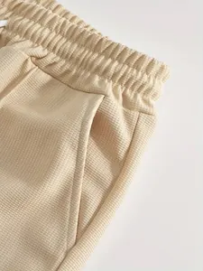 Primo piano della trama a nido d'ape traspirante e della tasca degli shorts da uomo