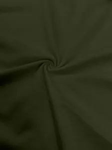 Vista macro de la textura del tejido de punto verde oliva que muestra suavidad.