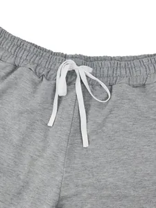Primo piano di pantaloncini grigi da uomo con coulisse bianca ed elastico in vita