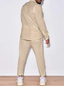 Vue arrière d'un ensemble décontracté en lin beige pour homme avec chemise et pantalon.