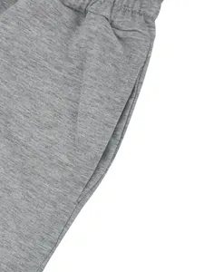 Dettaglio ravvicinato di pantaloncini sportivi grigi da uomo con vita elastica e tasca
