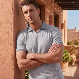Detailansicht von grauem Herren-Poloshirt mit Waffelstruktur und gemustertem Revers